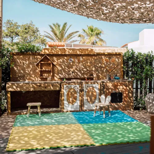 Luxuriöses Outdoor-Dining im 7Pines Resort Ibiza mit Blick auf Es Vedrà am Horizont.