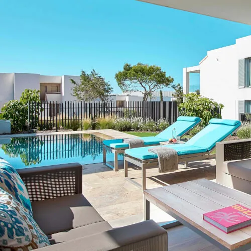 Gartensuite mit Pool bei 7Pines Resort Ibiza, mit Stühlen und Tisch.