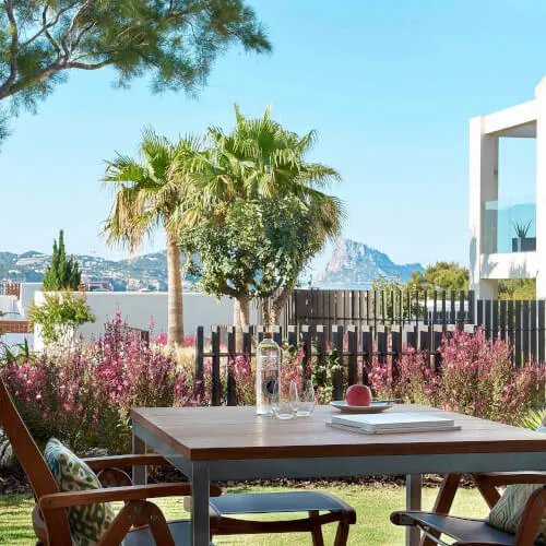 Outdoor-Essbereich im 7Pines Resort Ibiza, perfekt für die Terrasse der Gartensuite.