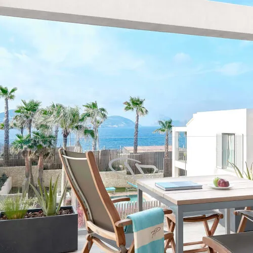 Deluxe Infinity Suite Balkon mit teilweisem Meerblick im 7Pines Resort Ibiza