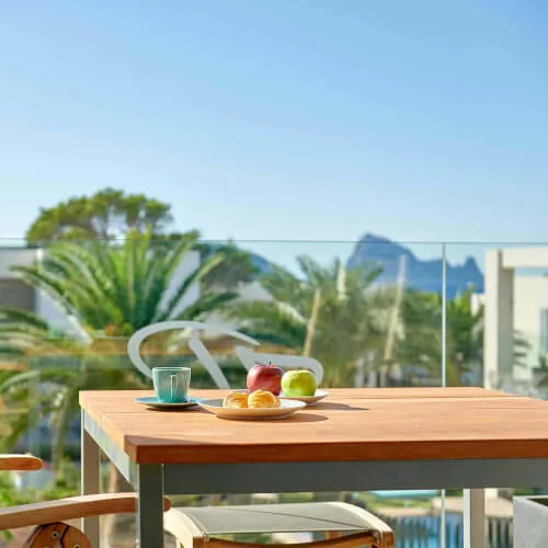 Tisch mit Obst und einer Tasse im 7Pines Resort Ibiza, der den Luxus des Resorts zeigt.