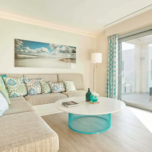Elegantes Wohnzimmer im 7Pines Resort Ibiza mit gemütlicher Sitzgelegenheit und stilvollem Interieur.