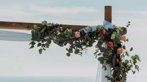 Floral decoration on a wooden pole at 7Pines Resort Ibiza for your wedding itinerary